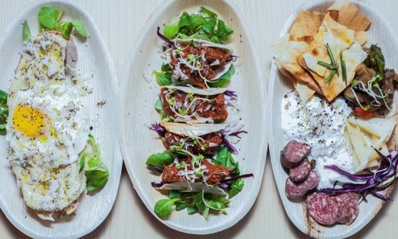 &nbsp;Da sinistra: Crostone Coccod&egrave; (pane artigianale, uovo in camicia, crema fredda di patate e tartufo), Bosquito (mini tacos con rag&ugrave; di cervo e tartufo) e Sherwood (selezione di formaggi bio al tartufo e salumi con caponatina e pane carasau)