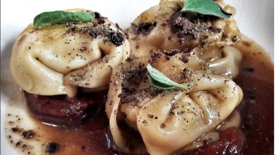 Panzerotti con ripieno di galletto, pomodori arrosto, polvere di capperi e olive nere. (foto: Luca Sessa)