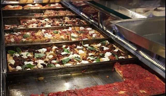 Non di sola tonda vive Napoli: ecco le migliori pizze al taglio (sì, esistono davvero...)