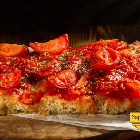 Non di sola tonda vive Napoli: ecco le migliori pizze al taglio (sì, esistono davvero...)