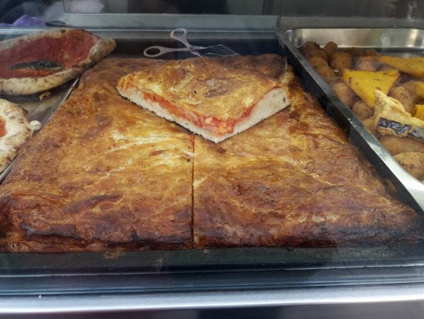 Non di sola tonda vive Napoli: ecco le migliori pizze al taglio (sì, esistono davvero...)