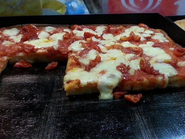 Non di sola tonda vive Napoli: ecco le migliori pizze al taglio (sì, esistono davvero...)