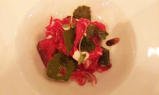 Carpaccio di Frisona con chips e caviale di rucola, chantilly di parmigiano e glassa di aceto balsamico 
