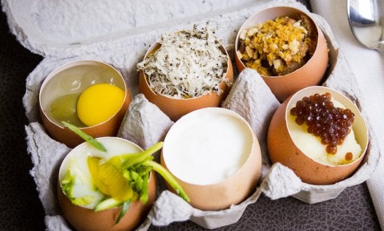 Sopra: Gelatina di Martini bianco con tuorlo di quaglia e perle di yuzu; Zabaione salato con tartufo nero; Tonno con alici, nocciole tostate, limone e rosso d'uovo sodoSotto: Crema di pecorino con zucchine marinate e bottarga di gallina; Burrata e uova di salmone; Patate con erba cipollina e caviale