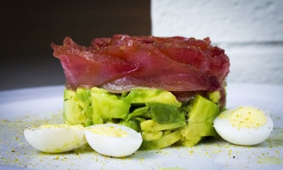 Tartare di avocado con salmone marinato alla barbabietola e uova di quaglia sode
