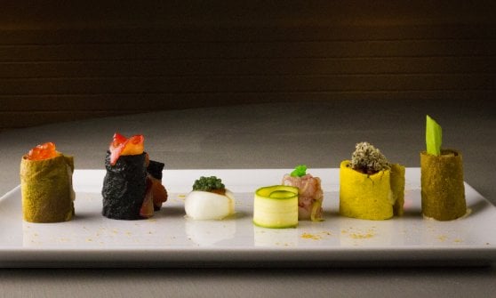 Da sinistra a destra: Involtino di frittata alla rapa rossa e spuma di baccal&agrave;, involtino di frittata al nero di seppia e salmone, involtino di mozzarella con gel di pomodoro e uova al wasabi, involtino di zucchina con gambero e perle di yuzu, involtino di frittata al tartufo nero e tartare di fassona piemontese e involtino di vitello tonnato