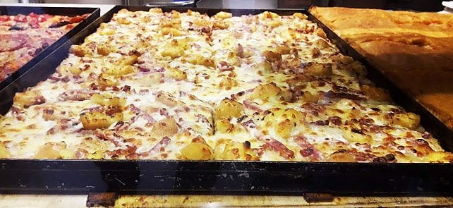 Non di sola tonda vive Napoli: ecco le migliori pizze al taglio (sì, esistono davvero...)