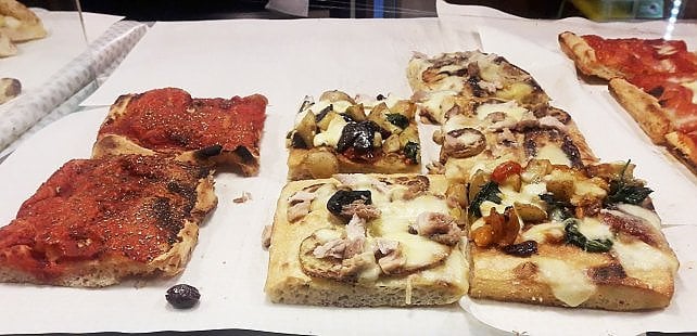 Non di sola tonda vive Napoli: ecco le migliori pizze al taglio (sì, esistono davvero...)