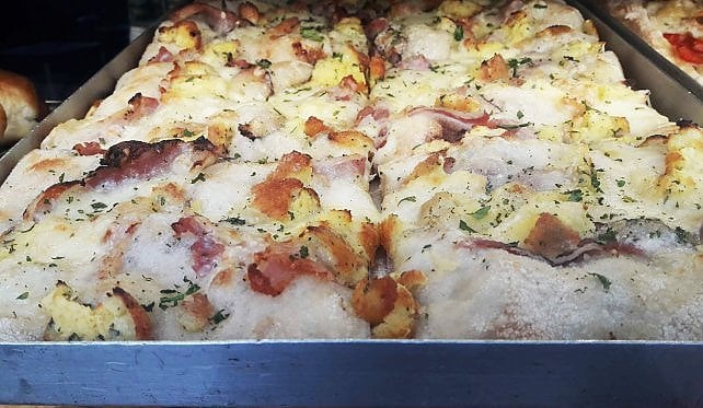 Non di sola tonda vive Napoli: ecco le migliori pizze al taglio (sì, esistono davvero...)
