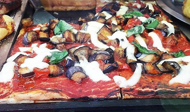 Non di sola tonda vive Napoli: ecco le migliori pizze al taglio (sì,  esistono davvero) - la Repubblica