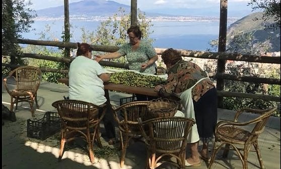 Lavorazione artigianale dei prodotti e meravigliosa vista, dall'Antica Osteria Nonna Rosa