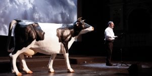 Dietro l'angolo e oltre: la fila infinita per ascoltare Serra