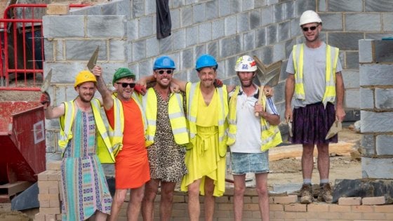 Gran Bretagna, la protesta degli operai che vogliono lavorare in  pantaloncini - la Repubblica