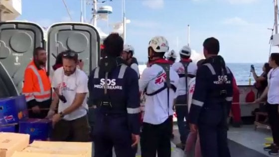 Aquarius in difficoltà, costretta a cambiare rotta: il viaggio dei migranti verso Valencia è un'odissea 