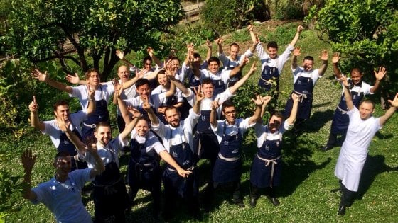 &nbsp;Lo staff del Mirazur festeggia il terzo posto nei 50 Best. A destra, lo chef Antonio Buono