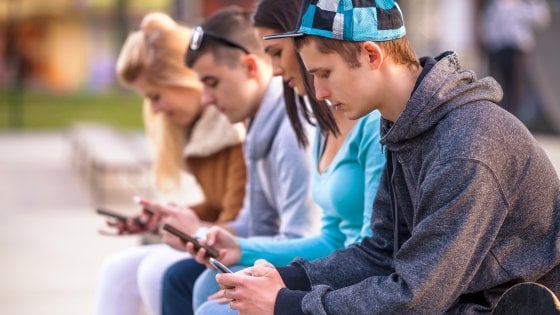 Italiani, sempre più smartphone-mania: il 61% li usa a letto, il 34% a tavola