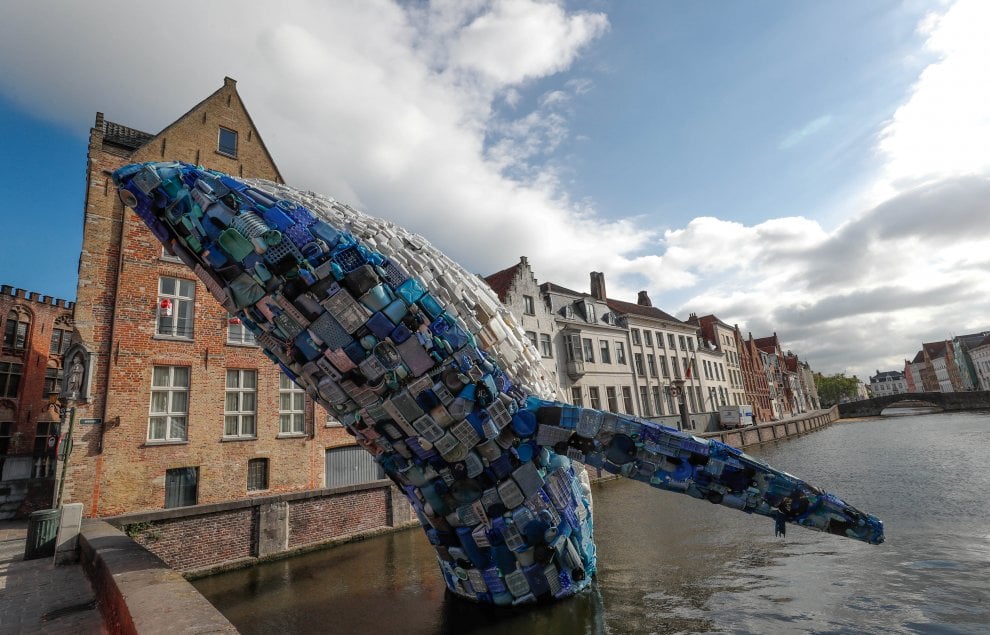 Una balena di plastica grande come un grattacielo