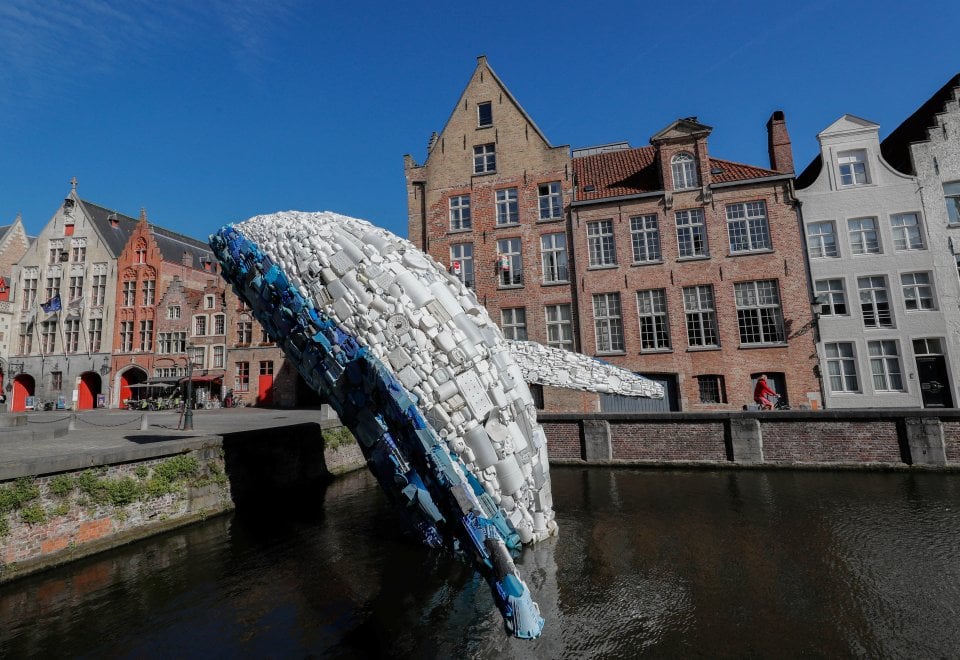 Una balena di plastica grande come un grattacielo