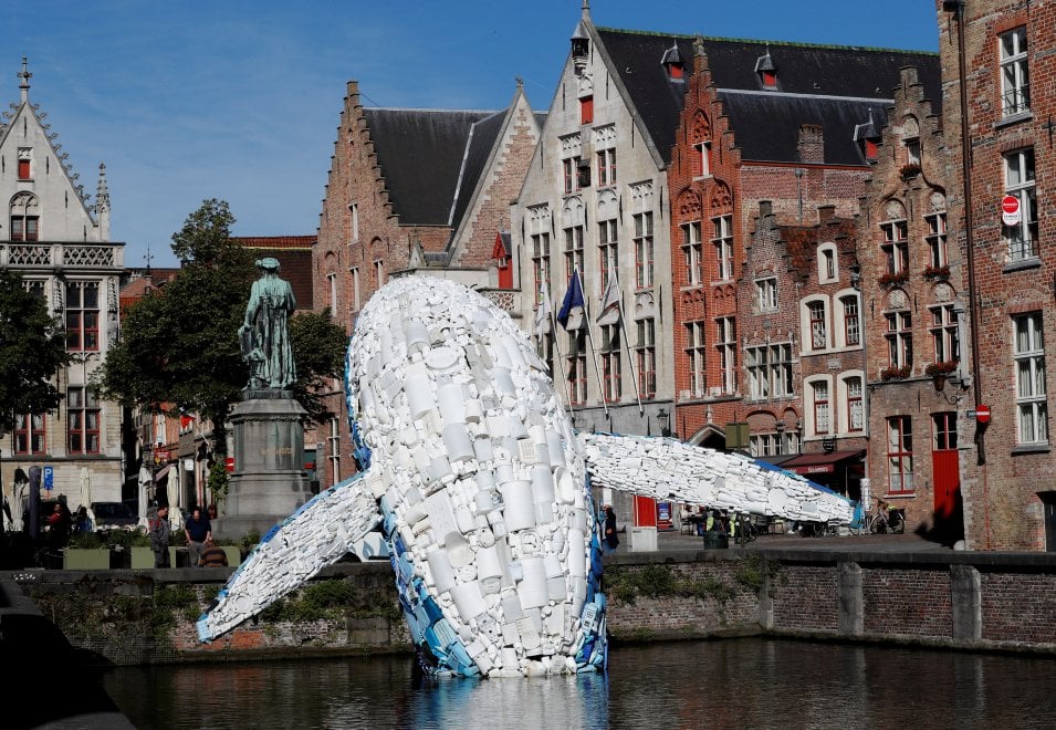 Una balena di plastica grande come un grattacielo
