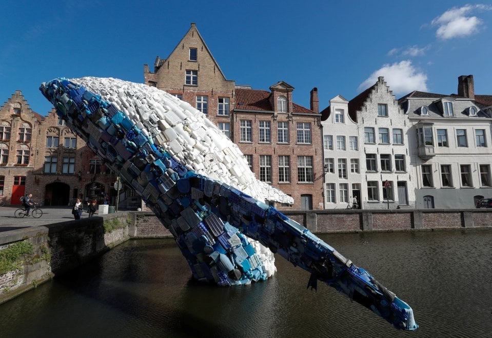 Una balena di plastica grande come un grattacielo