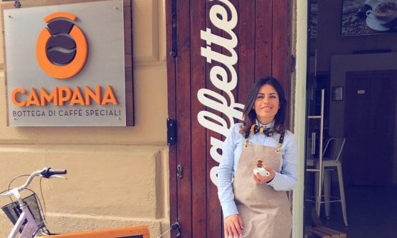 Paola Campana all'esterno della sua bottega