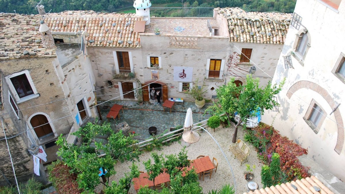 Belmonte Calabro, il borgo che risorse ora fa tendenza all'estero - la