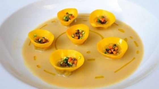 Tortelli di cinta senese in brodetto di gallina e castagne