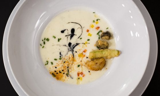Crema di patate al nero di seppia con tempurina di verdure di Roberto Okabe