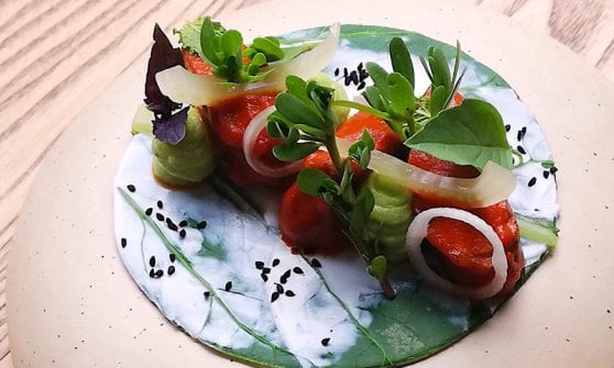 I pomodori vestiti con moscardini e burrata di Roy Caceres di Metamorfosi
