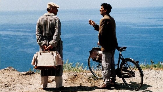 Massimo Troisi e Philippe Noiret a Salina, durante una scena de Il Postino