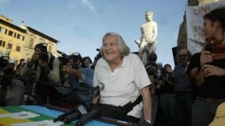 <a href="https://firenze.repubblica.it/cronaca/2018/10/12/foto/da_michelucci_a_margherita_hack_le_parole_dei_grandi_toscani_che_ci_hanno_lasciato-208803895/1/#1">Da Luzzi a Margherita Hack: le parole dei grandi toscani <strong>foto</strong></a>