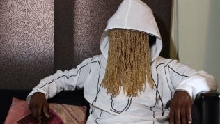 Dietro le perline <br />il reporter <br />che scava nei segreti dell&rsquo;Africa