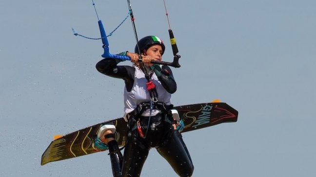 Vela d&rsquo;oro con la Tomasoni nel kiteboard <a href="https://puntoitalia.online/sport/dirette/video/?sezione=olimpiadi-giovanili-tomasoni-perfetta-e-oro-nel-kiteboard/"><strong>video</strong></a>