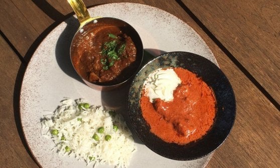Stinco  d&rsquo;agnello marinato e cotto a bassa temperatura con peperoncino e  cardamomo verde e pollo Tandoori disossato con salsa cremosa di pomodoro  e odori