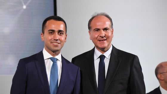 Il ministro dello sviluppo economico Luigi Di Maio (sinsitra) e l'ad e direttore generale del gruppo Fs italiane Gianfranco Battisti al Terminal Mercitalia di Marcianise 