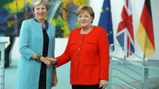 Una sottile linea (grigia) lega Merkel e May tra crepuscoli e complotti