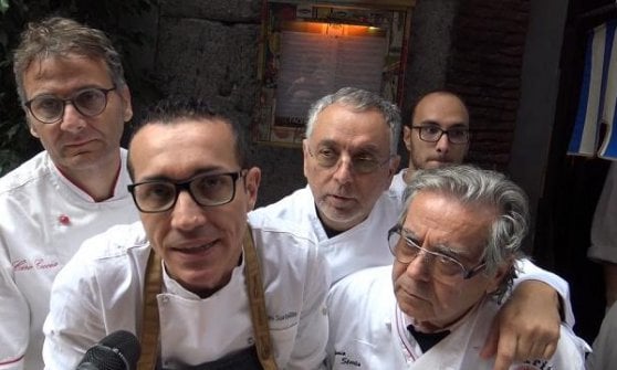 &nbsp;In primo piano Gino Sorbillo, Antonio Starita e alle loro spalle Enzo Coccia. Tutti premiati