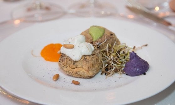 CUbotto di riso mejadra con cipolle caramellate e le quenelle del tipico labna ebraico