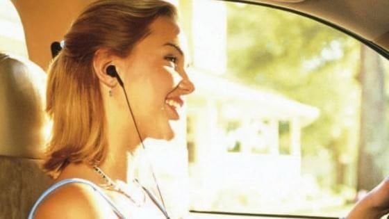 Si può guidare con gli auricolari?