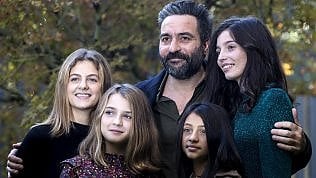 <a href="https://rep.repubblica.it/pwa/intervista/2018/11/22/news/saverio_costanzo_l_amica_geniale_di_ferrante_e_una_grande_saga_ma_io_ne_faccio_una_grande_serie_-212341078/" class="rep-small">"Una grande saga, ne faccio una grande serie"</a>