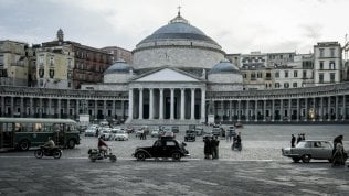 <a href="https://napoli.repubblica.it/cronaca/2018/03/14/foto/un_salto_nel_tempo_napoli_torna_allla_fine_degli_anni_50_per_le_riprese_dell_amica_geniale-191239181/1/?ref=search#1">Lambrette e cappelli: Napoli &egrave; anni Cinquanta</a>