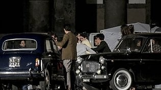 <a href="https://napoli.repubblica.it/cronaca/2018/03/15/foto/napoli_il_libro_della_ferrante_prende_vita_in_piazza_al_chiaro_di_luna-191307483/1/?ref=search#1">In piazza Plebiscito la rissa nella Napoli "bene"</a>