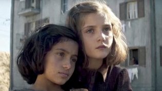 La qualit&agrave; paga: Costanzo e il cast sfidano e vincono