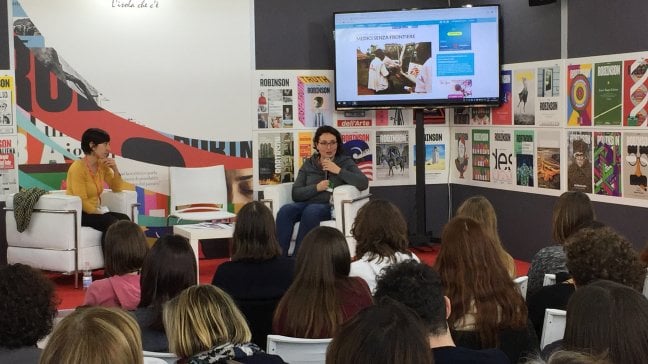 MSF sotto la Nuvola con gli studenti: "Credeteci, i vestiti non trasmettono malattie"