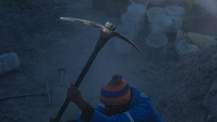 Tra i minatori sudafricani in cerca d'oro nelle miniere abbandonate