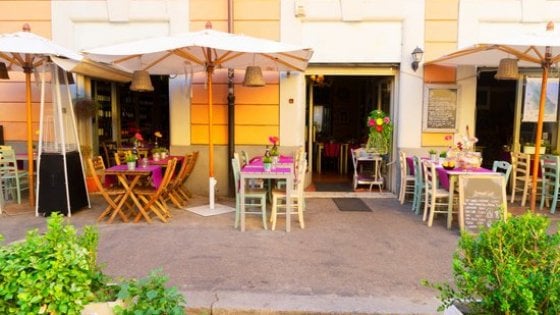 &nbsp;Tavolini in una delle stradine di Trastevere