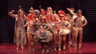 <a href="https://video.repubblica.it/edizione/milano/dietro-le-quinte-di-priscilla-la-regina-del-deserto--un-musical-senza-tabu-pensato-per-le-famiglie/322617/323238?video">Dietro le quinte di 'Priscilla': "Un musical senza tab&ugrave; per famiglie"</a>