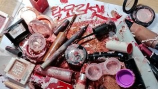 Cos&igrave; le donne sudcoreane si ribellano contro la dittatura dei &ldquo;corsetti della bellezza&rdquo;