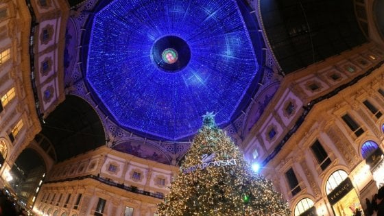 &nbsp;Il maestoso albero di Natale della Galleria Vittorio Emanuele a Milano