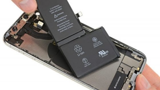 Apple, gli iPhone frenano anche per la batteria 